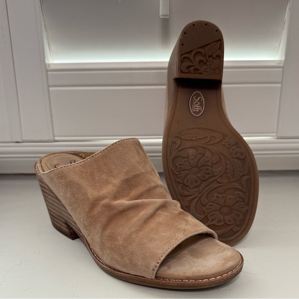 Sofft Women's Tan Suede Sandals, leather lined footbed. Non-slip sole.